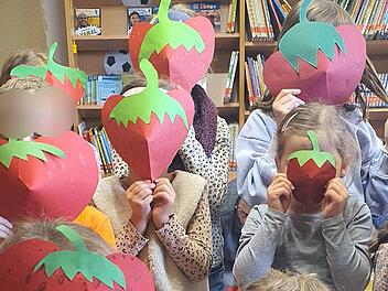 Das Foto zeigt einen Teil der Kinder mit ihren selbstgebastelten Erdbeeren.