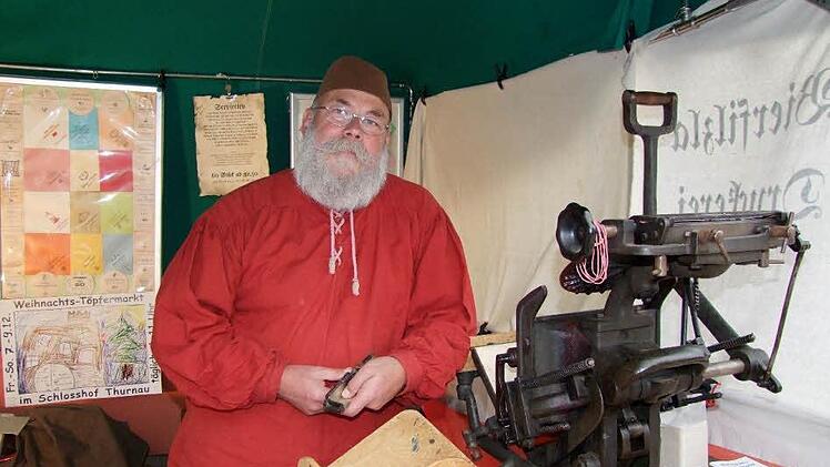 Die alte Druckmaschine von Hubert Waldhier ist etwa 100 Kilo schwer.