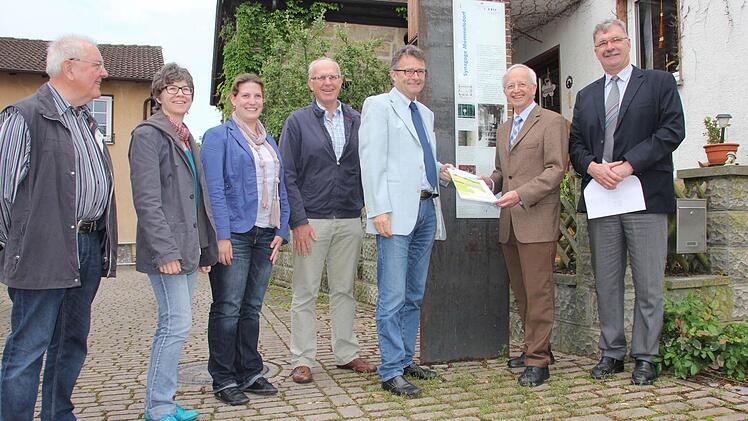 So wie die Stele vor der Synagoe sollen auch die "Außenstellen" gestaltet werden. Davor wohnten der Übergabe des Förderbescheids die Vorstandsmitglieder Peter Ulrich, Iris Wild, Jennifer Knipping vom Regionalmanagement. Leader-Manager Wolfgang Fuchs, Karl-Heinz Suhl vom Amt für Landwirtschaft und Forsten Bad Neustadt, Trägervereinsvorsitzender Hansfried Nickel und Bürgermeister Helmut Dietz bei.