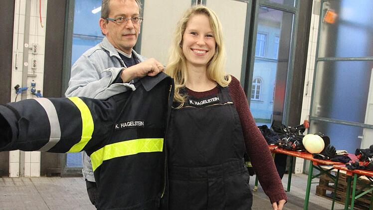 Gentleman fürs Foto: Kommandant Markus Ungerer hilft Katharina Hagelstein in den Schutzanzug.