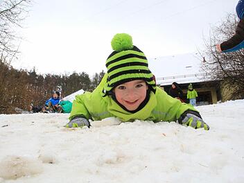Eine Riesengaudi im Schnee hatten die Kinder in Gößweinstein. Foto: Josef Hofbauer