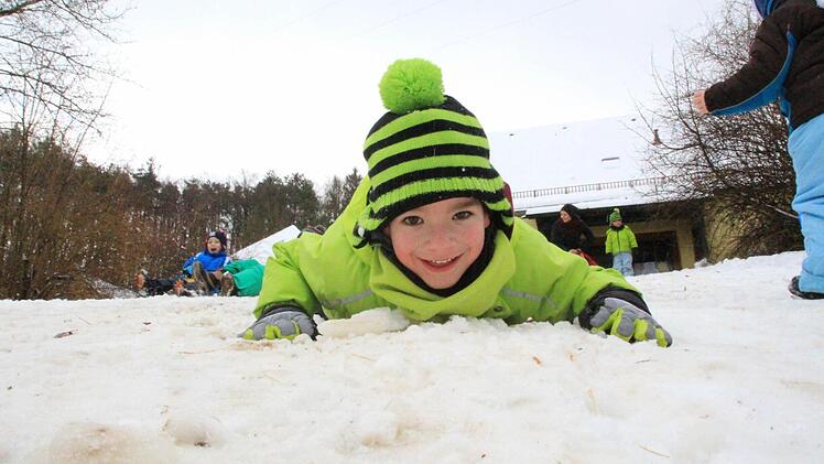 Eine Riesengaudi im Schnee hatten die Kinder in Gößweinstein. Foto: Josef Hofbauer