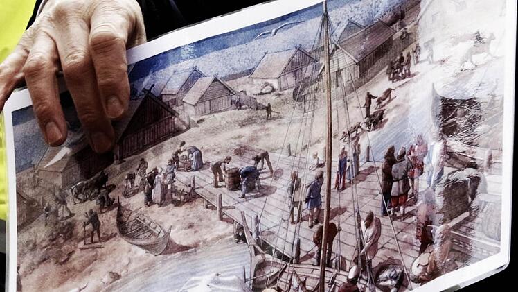 Grabungsleiter Bernd Ernst (oben) zeigt, wie die Siedlung Foracheim ausgesehen haben könnte. OB Franz Stumpf präsentiert die Scherbe, die beweist, dass hier um 700 Slawen lebten.