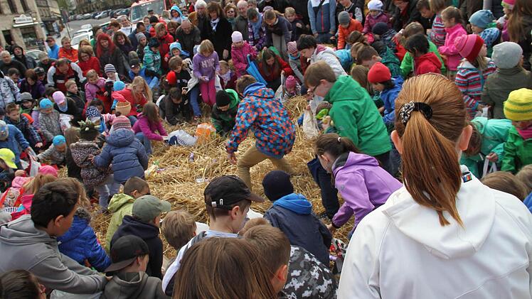 Viele Kinder suchten am Samstag im größten Osternest...Fotos: Gerda Völk
