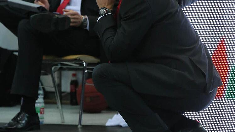 Die "Fleming-Hocke" - eine Position, die der Brose-Baskets-Coach über große Strecken des Spiels einnimmt. Foto: Matthias Hoch