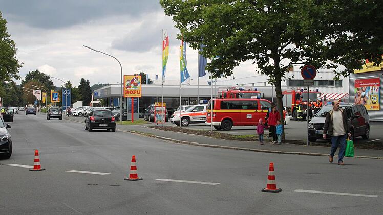 Auf dem Rofu-Parkplatz hielten sich weitere Einsatzkräfte in Bereitschaft. Foto: Christine Fischer
