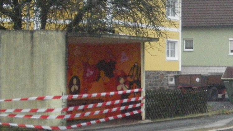 Im Januar 2013 war der Streit um das Buswartehäuschen eskaliert. Anwohner Johannes Neder sah sich genötigt, den Unterstand abzusperren. Foto: Archiv/privat