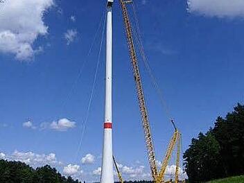 Mit 82 Tonnen am Haken hievt Deutschlands größter selbstfahrender Kran das Maschinenhaus auf 140 Meter hoch. Foto: Otto Arnold