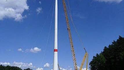Mit 82 Tonnen am Haken hievt Deutschlands größter selbstfahrender Kran das Maschinenhaus auf 140 Meter hoch. Foto: Otto Arnold