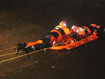 Mit dem Eisrettungsschlitten der DLRG übten die Staffelsteiner Feuerwehrleute realitätsnah auf dem zugefrorenen Riedsee. Foto: Matthias Einwag