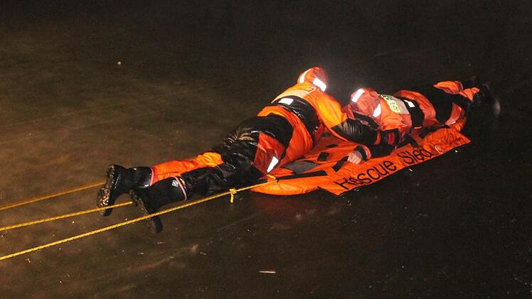 Mit dem Eisrettungsschlitten der DLRG übten die Staffelsteiner Feuerwehrleute realitätsnah auf dem zugefrorenen Riedsee. Foto: Matthias Einwag