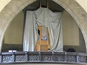 Das Orgelgehäuse in der Pfarrkirche St. Augustin wird noch dunkel lasiert und optisch den neuen Kirchenbänken angepasst. Foto: Ulrike Nauer