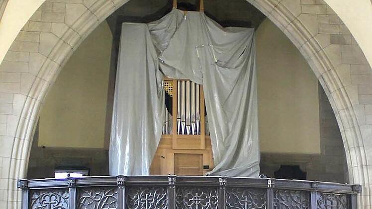 Das Orgelgehäuse in der Pfarrkirche St. Augustin wird noch dunkel lasiert und optisch den neuen Kirchenbänken angepasst. Foto: Ulrike Nauer