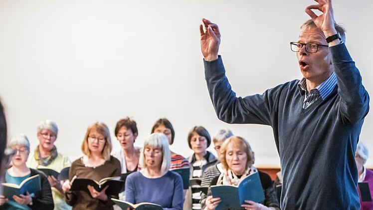 Peter Stenglein probt mit dem Coburger Bachchor.Foto: Jochen Berger
