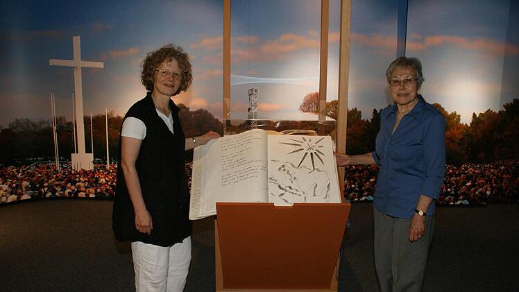 Mit der Brücker-Bibel aus ihrem Privatbesitz überreichte Irmtraud Neubert (rechts) dem ökumenischen Verein "Bibelwelten" ein besonderes Exponat für die Dauerausstellung "Auf der Spur von Jesus" in Haßfurt. Herzlich dankte dafür die Vereinsvorsitzende Pfarrerin Doris Otminghaus.