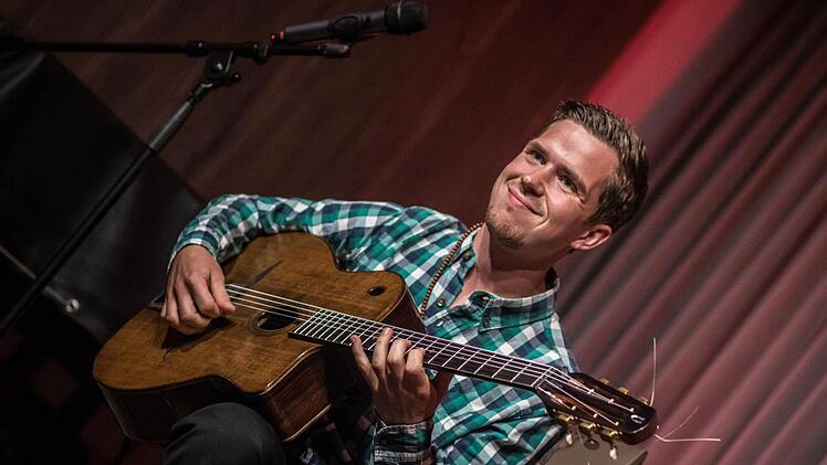 Beeindruckendes Gastspiel: Diknu Schneeberger bei "Leise am Markt" in Coburg. Foto: Jochen Berger