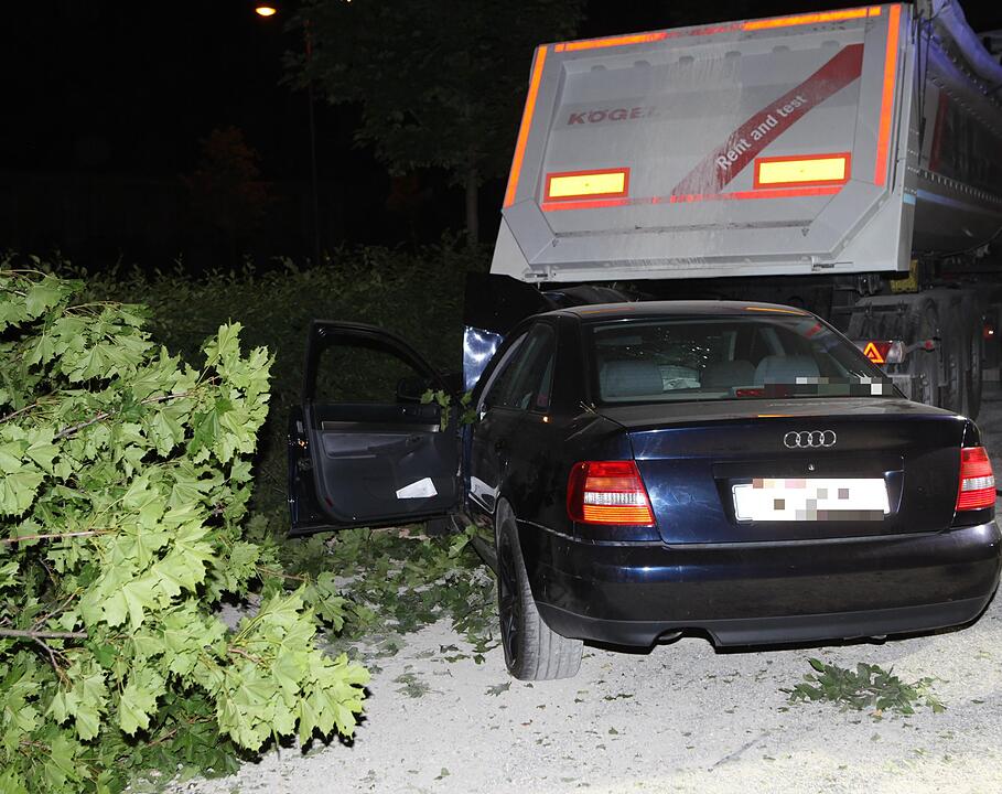 Baum gefällt und in Heck von Lastwagen gekracht - Junge Frau zu schnell im Stadtgebiet unterwegs – Autofahrerin erleidet schwere Verletzungen – Freunde müssen Aufprall aus weiterem Fahrzeug mit ansehen