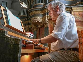 Rainer Herr spielt an der Seuffert-Orgel auf Kloster Banz bereits seit Jahrzehnten.  Foto: Sarah Stieranka