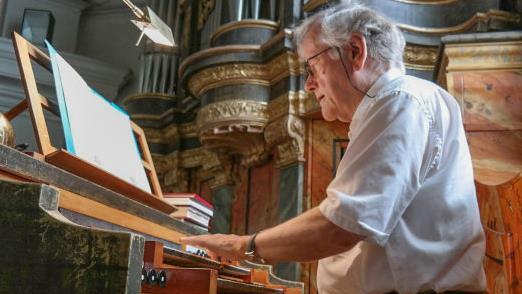 Rainer Herr spielt an der Seuffert-Orgel auf Kloster Banz bereits seit Jahrzehnten.  Foto: Sarah Stieranka