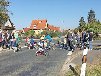 Viele Familien aus den neuen Baugebieten in Buttenheim wünschen sich eine sichere Querungshilfe, unter anderem an der Kreuzung Lerchenweg/Staatsstraße 2210. Foto: p