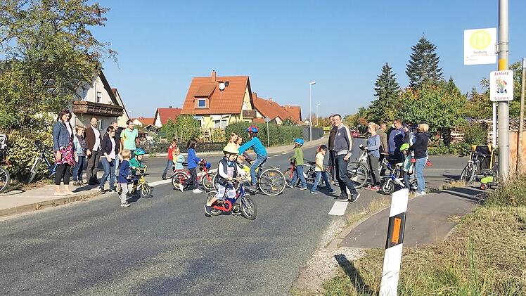 Viele Familien aus den neuen Baugebieten in Buttenheim wünschen sich eine sichere Querungshilfe, unter anderem an der Kreuzung Lerchenweg/Staatsstraße 2210. Foto: p