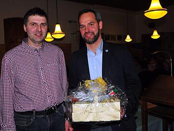 Der Vorsitzende der Arbeitsgemeinschaft der Jagdgenossenschaften im BBV, Burkhard Hartmann (links). bedankte sich beim neuen Bereichsleiter Forsten am Amt für Landwirtschaft in Kulmbach, Michael Schmidt, für die Vorstellung des Verbissgutachtens. Foto: Stephan Herbert Fuchs