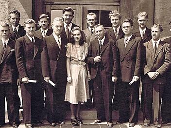 Die Abiturienten der Kronacher Oberrealschule mit Schulleiter Hermann de Crignis im Jahre 1949. Unter anderem: Ganz links Franz Schneider (Neuses), Baptist Detsch, Kronach (Zweiter von rechts) sowie Gerhard Rebhan, Stockheim (Vierter von links).Repro: Gerd Fleischmann