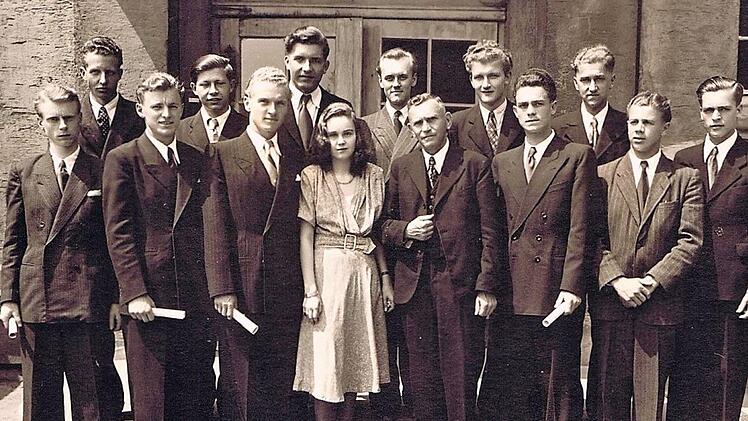 Die Abiturienten der Kronacher Oberrealschule mit Schulleiter Hermann de Crignis im Jahre 1949. Unter anderem: Ganz links Franz Schneider (Neuses), Baptist Detsch, Kronach (Zweiter von rechts) sowie Gerhard Rebhan, Stockheim (Vierter von links).Repro: Gerd Fleischmann