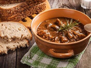 Klassische Gulasch-Suppe