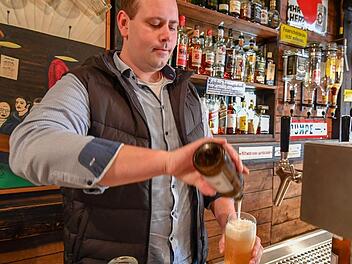 Die Bierbar "Zur Funzl" hat aktuell im Hinterhof für Gäste geöffnet. Für das Foto hat Inhaber Tobias Raab den Mundschutz abgenommen. So eng wie auf dem Bild im Hintergrund zu erahnen ist, wird es ab Samstag allerdings nicht zugehen können. Ronald Rinklef