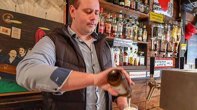 Die Bierbar "Zur Funzl" hat aktuell im Hinterhof für Gäste geöffnet. Für das Foto hat Inhaber Tobias Raab den Mundschutz abgenommen. So eng wie auf dem Bild im Hintergrund zu erahnen ist, wird es ab Samstag allerdings nicht zugehen können. Ronald Rinklef