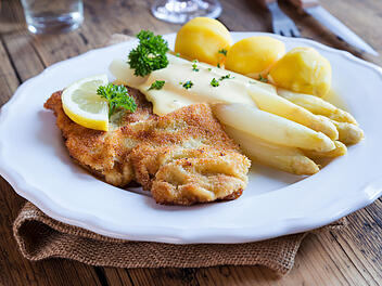 Spargel, Spargel mit Kartoffeln und Schnitzel