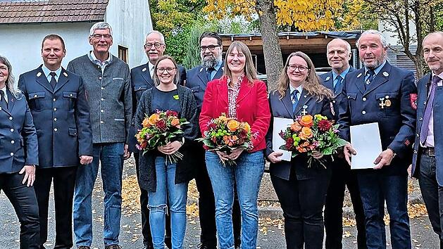 Von links: Kreisbrandmeisterin Andrea Pfadenhauer-Wagner, Kreisbrandrat Thomas Hoffman, Stellvertretender Bürgermeister Dieter Pöhlmann, Kreisbrandmeister Michael Ködel, Carolin Laxson, Vorsitzender Kilian Liebschwager, Anja Bornschlegel, Franzisk...