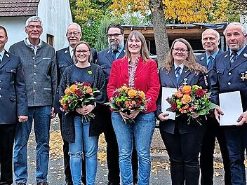 Von links: Kreisbrandmeisterin Andrea Pfadenhauer-Wagner, Kreisbrandrat Thomas Hoffman, Stellvertretender Bürgermeister Dieter Pöhlmann, Kreisbrandmeister Michael Ködel, Carolin Laxson, Vorsitzender Kilian Liebschwager, Anja Bornschlegel, Franzisk...