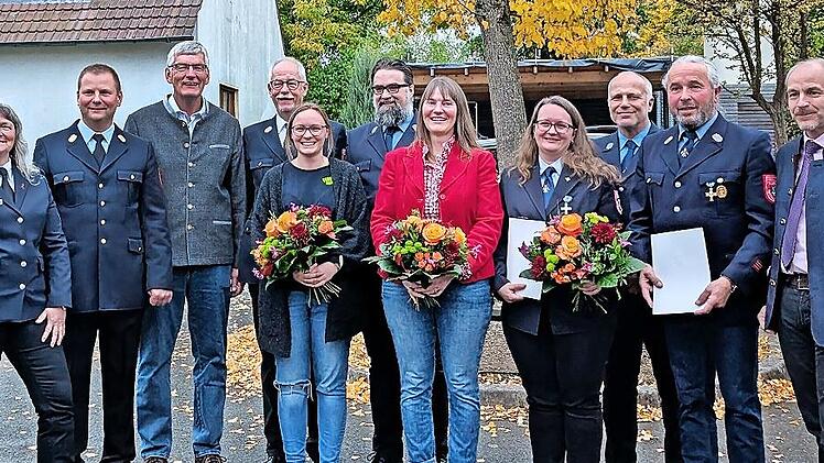 Von links: Kreisbrandmeisterin Andrea Pfadenhauer-Wagner, Kreisbrandrat Thomas Hoffman, Stellvertretender Bürgermeister Dieter Pöhlmann, Kreisbrandmeister Michael Ködel, Carolin Laxson, Vorsitzender Kilian Liebschwager, Anja Bornschlegel, Franzisk...