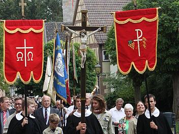 Die Schwedenprozession kommt zurück zur Stadtpfarrkirche. Fotos: Arnold Nöth
