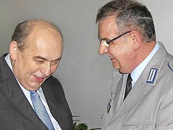 Gutes Verhältnis: Der Leiter des Gefechtssimulationszentrums, Oberst Fredi Müller (rechts), dankt dem Wildfleckener Bürgermeister Alfred Schrenk für die harmonische Zusammenarbeit. Foto: Gerd Schaar