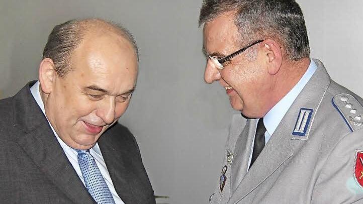 Gutes Verhältnis: Der Leiter des Gefechtssimulationszentrums, Oberst Fredi Müller (rechts), dankt dem Wildfleckener Bürgermeister Alfred Schrenk für die harmonische Zusammenarbeit. Foto: Gerd Schaar