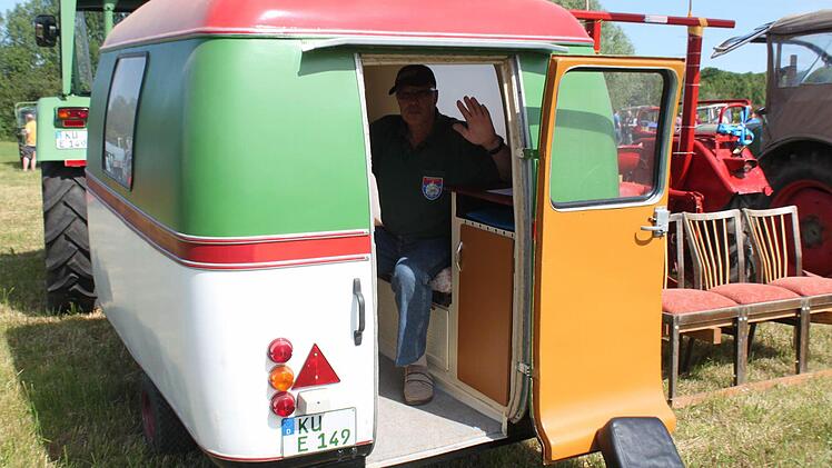 Ein Wohnwagen von kleinstem Ausmaß, stellt dieses dänische Modell von 1962 dar. Ein Oldtimer, den man hinter sich herziehen kann.