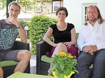 Grün e auf grünem Sofa im Café "Babbel". Die Coburger Michael Dorant und Ina Sinterhaufer heißen Toni Hofreiter (von links) in Coburg willkommen.