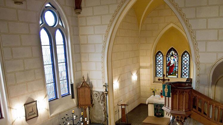 Blick in den Chorraum der neogotischen Magdalenen-Kirche von Wiesenfeld.