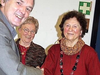 Pfarrer Grosser dankte Gisela Gründer und Lieselotte Jungnickl (im Bild von links) für ihre Mitarbeit seit 30 Jahren. Foto: Ralf Kestel