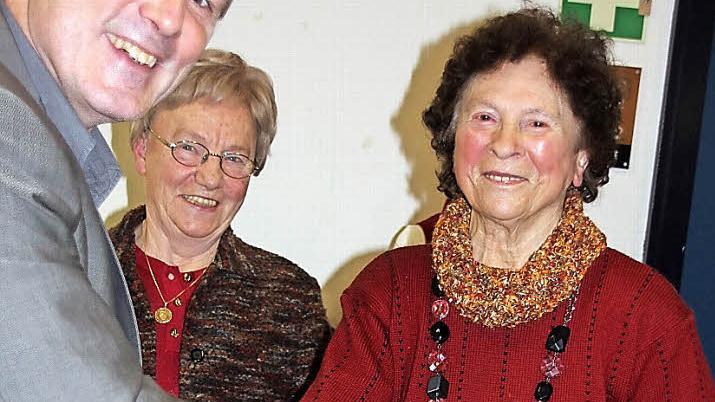 Pfarrer Grosser dankte Gisela Gründer und Lieselotte Jungnickl (im Bild von links) für ihre Mitarbeit seit 30 Jahren. Foto: Ralf Kestel