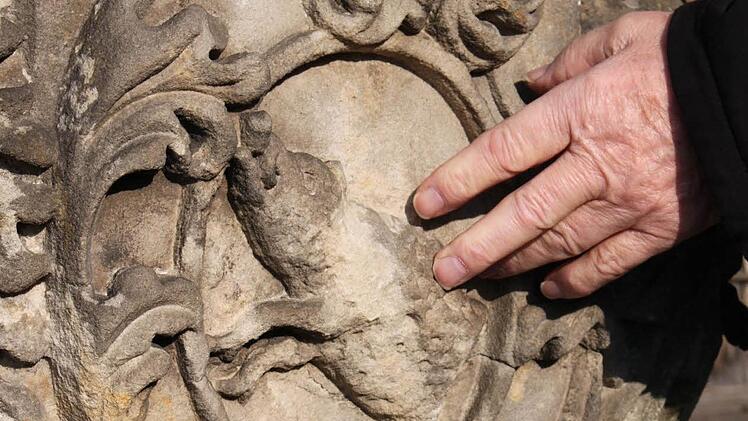 Besonders am Eberner Wappen, einem der ältesten in der Stadt, sind die Abschürfungen gut zu erkennen. Foto: Katharina Brecht