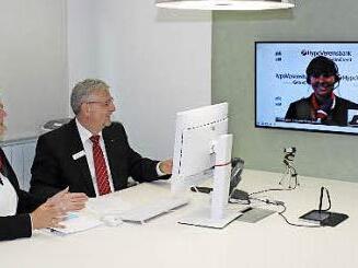Susanne Nachtmann und Reinhard Storzer sprechen mit Carolin Häring, die in der Online-Filiale in München sitzt. Foto: Carmen Schwind