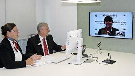 Susanne Nachtmann und Reinhard Storzer sprechen mit Carolin Häring, die in der Online-Filiale in München sitzt. Foto: Carmen Schwind