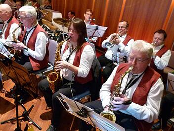 Die Werkskapelle der SÜC spielte weihnachtliche Weisen. Foto: Lothar Weidner