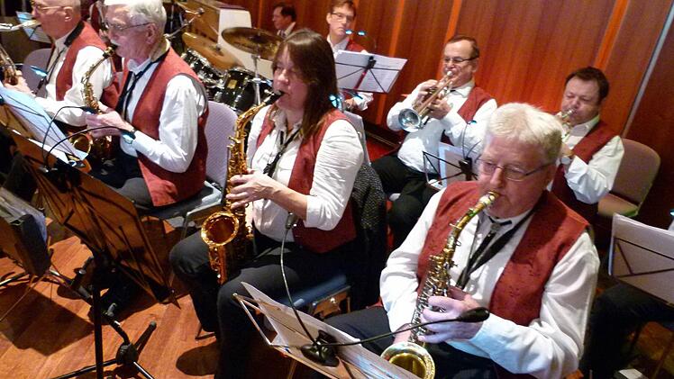 Die Werkskapelle der SÜC spielte weihnachtliche Weisen. Foto: Lothar Weidner