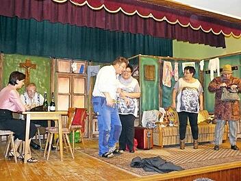 Turbulent ging es bei dem Lustspiel "Wer nicht hören will, muss fühlen" zu. Unser Bild zeigt (von links) Ludmilla Butsch (Heike Krump), Alfons Ängstlich (Helmut Leipold), Onkel Mattes (Stefan Mertel), Josefa Klein (Nicole Kratkai), Helma Wachs (Tanja Sesselmann), und Radka Motzky (Manuela Lindner).  Foto: Klaus-Peter Wulf