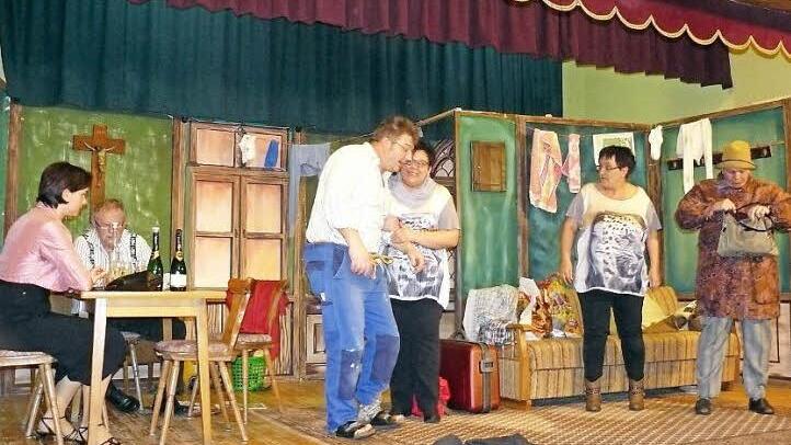 Turbulent ging es bei dem Lustspiel "Wer nicht hören will, muss fühlen" zu. Unser Bild zeigt (von links) Ludmilla Butsch (Heike Krump), Alfons Ängstlich (Helmut Leipold), Onkel Mattes (Stefan Mertel), Josefa Klein (Nicole Kratkai), Helma Wachs (Tanja Sesselmann), und Radka Motzky (Manuela Lindner).  Foto: Klaus-Peter Wulf